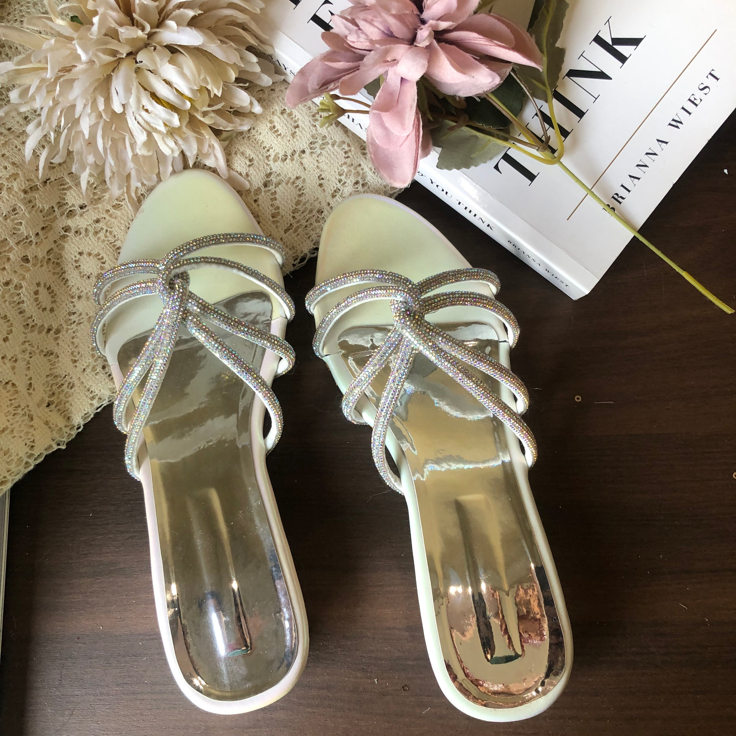 Shimmer sandals white